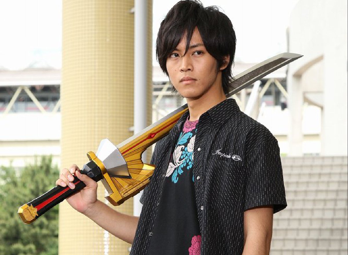  10年経っても体と腕の角度がシンケンレッド過ぎてびっくりした