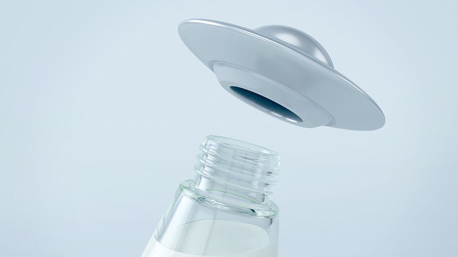 キルギスのデザイナー Marcel Sheishenov が手がけた牛乳ビン