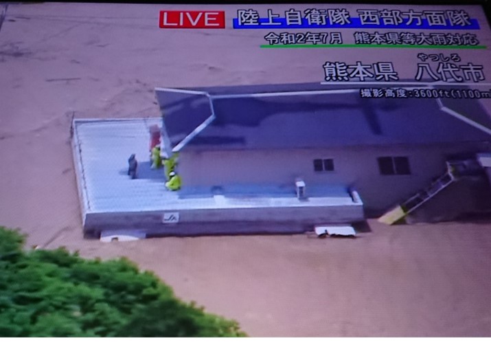 自衛隊は、熊本県知事からの災害派遣要請に基づき活動を開始しています