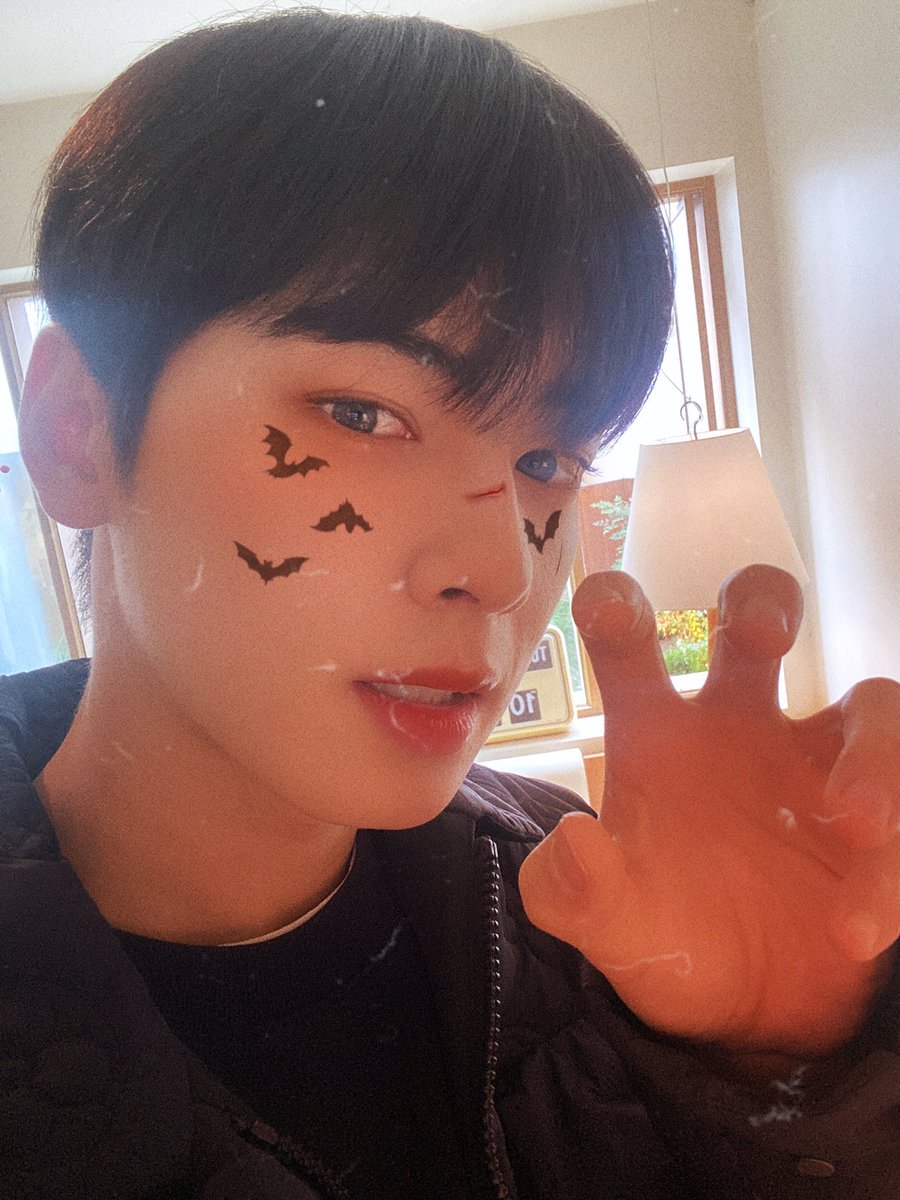 👻 #HappyHalloween 👻 \Trick or Treat💜/ #アストロ がお菓子をもらいに やってきました🍭🦇 #ASTRO #AROHA #アロハ #CHAEUNWOO #チャウヌ #MOONBIN #ムンビン