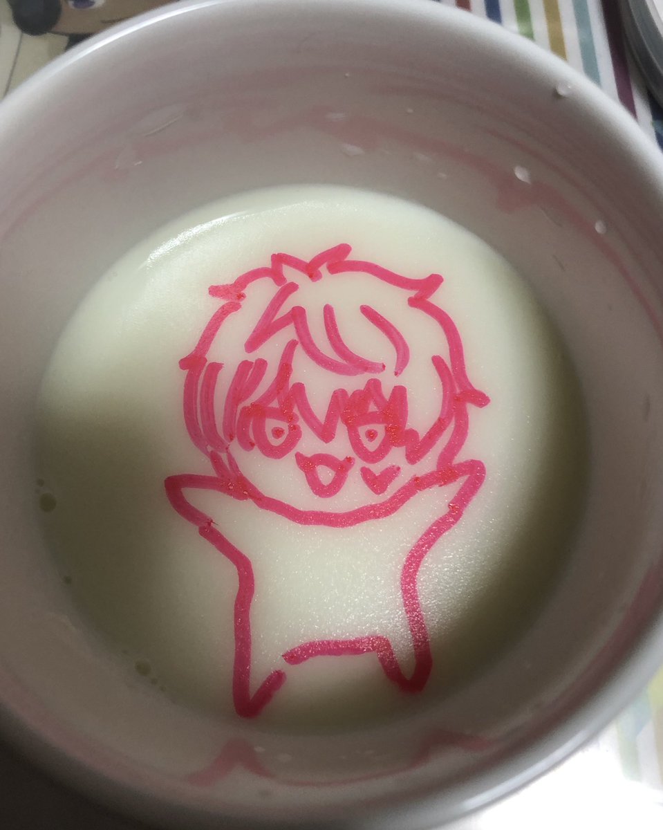 ドラッグストアで買ったオブラートに、富澤商店で買ったフードペン（食べるものに直接かける食用インクのペン）で描いてミルクに浮かべたんだけど、ペン1本300円しないし「凄い道具を手に入れてしまったぜ…