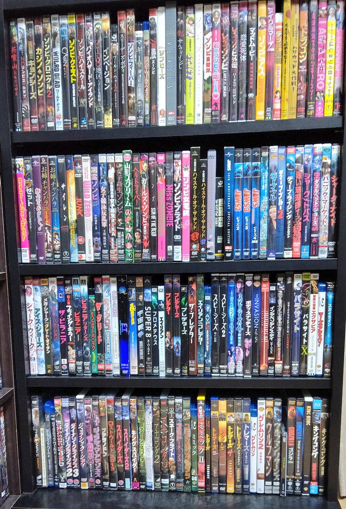 自宅待機中の嫁が「暇だから何か映画のDVD貸して」と部屋に来たけど、観たい作品が無かったのか「あ、やっぱ良いです…」と言って出ていってしまった