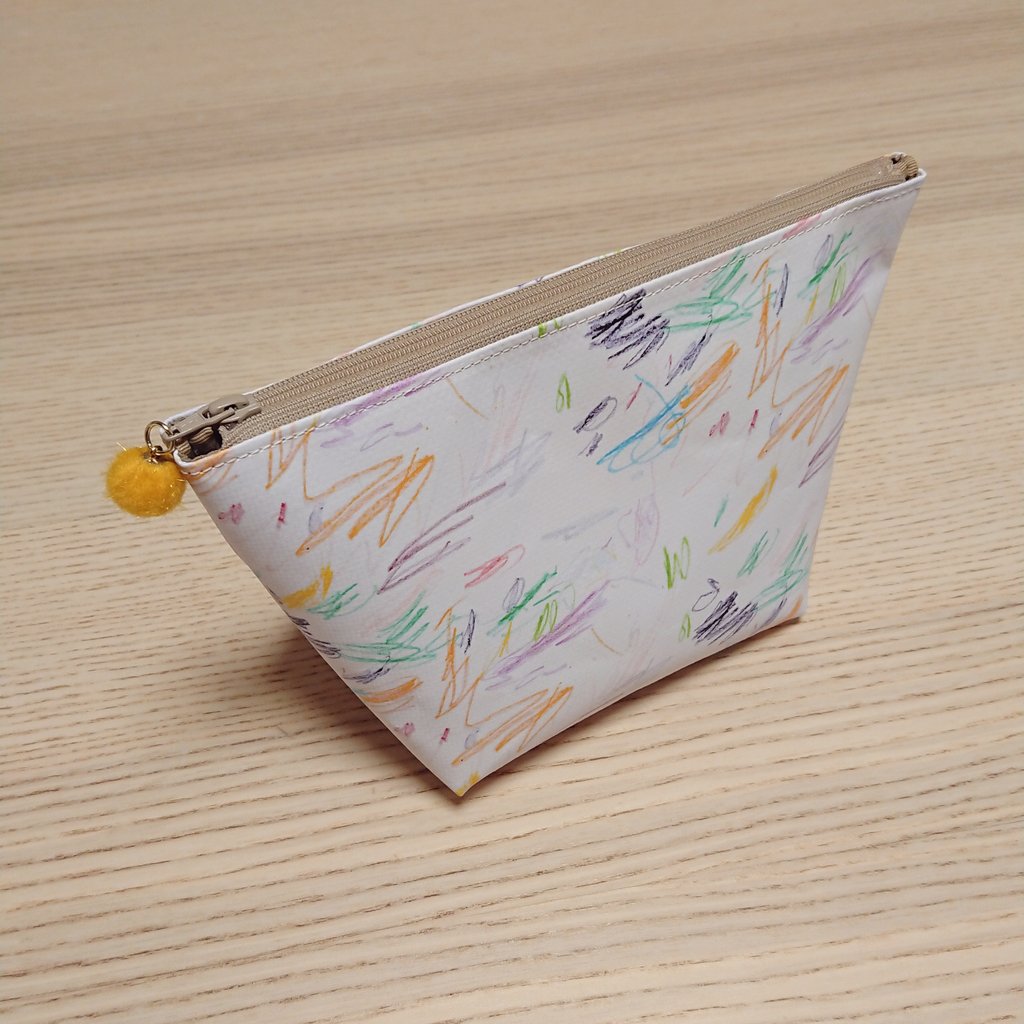  娘が保育園で初めてクレヨンでお絵かきして持って帰ってきた絵で作ってもらったポーチだよ