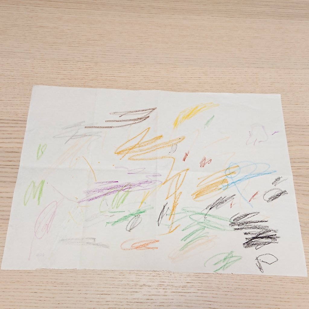  娘が保育園で初めてクレヨンでお絵かきして持って帰ってきた絵で作ってもらったポーチだよ