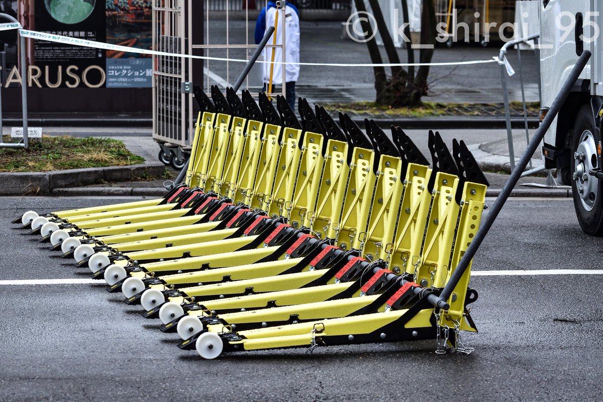  イスラエル製のMVB-3Xという製品で、車両が衝突すると装置がひっくり返り、装置底部の爪が車体底部に突き刺さり、さらに装置上部の黒い爪も路面に突き刺さり、車両を乗り上げた状態で停止させることができる