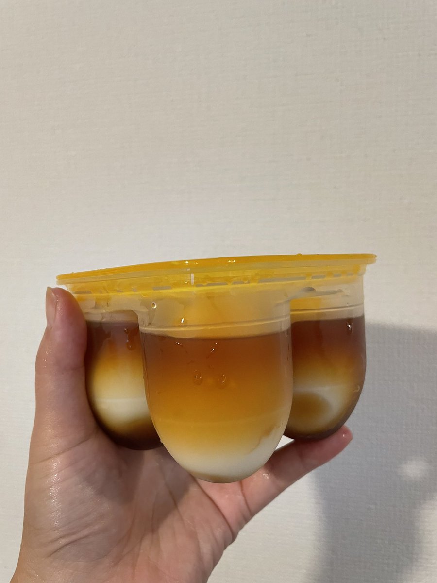  いつもジップロックで味玉作ってたけど、まばらに浸かっててさ… 少ない麺つゆでおもし乗せたらしっかり浸かるし、味玉ライフが捗りそう 