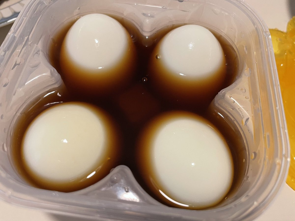  いつもジップロックで味玉作ってたけど、まばらに浸かっててさ… 少ない麺つゆでおもし乗せたらしっかり浸かるし、味玉ライフが捗りそう 