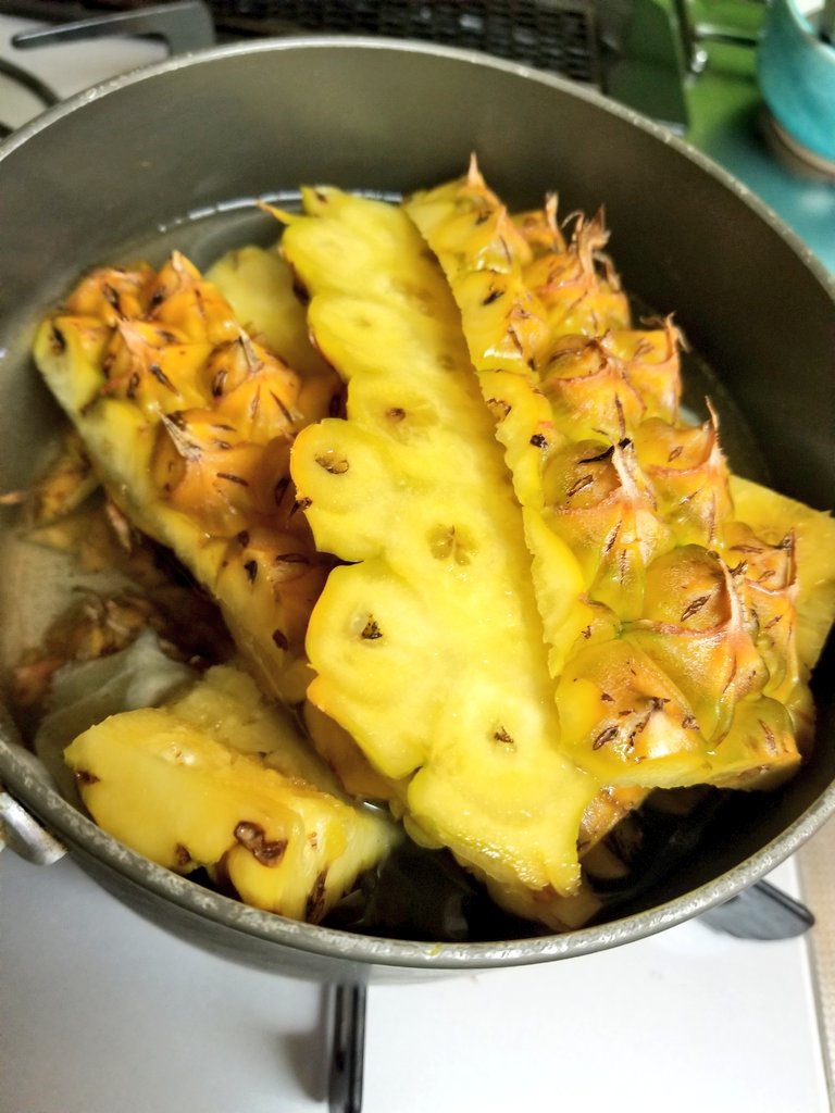 貧乏性なので、台湾パイナップルの皮…勿体ない…と思って調べたら皮ごとミキサーにかけてジュースにしたり、煮てお茶にできるとあったので、よく洗って水＋砂糖＋レモンで煮て氷入れてジュースにしたら本体の実より家族に人気なくらい美味しい😂濃く作ったから炭酸割りも酒割も美味しそう 