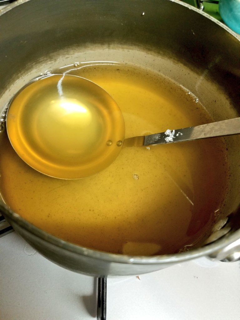 貧乏性なので、台湾パイナップルの皮…勿体ない…と思って調べたら皮ごとミキサーにかけてジュースにしたり、煮てお茶にできるとあったので、よく洗って水＋砂糖＋レモンで煮て氷入れてジュースにしたら本体の実より家族に人気なくらい美味しい😂濃く作ったから炭酸割りも酒割も美味しそう 