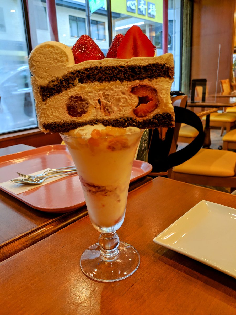 出張で行った大阪の、いたって普通のカフェで、「ケーキ パフェ」ってメニューがあったから何気なく頼んだら、想像の斜め90度真上のものが運ばれてきた