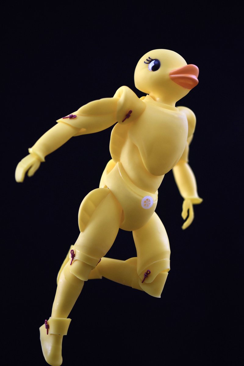 １００円ショップで買ってきた「ぷかぷかアヒル」７個を細かく切って針金でつないで全身が動く人形を作りました