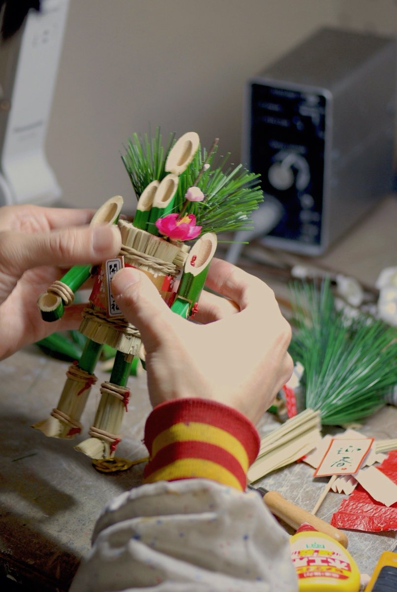 １００円ショップで買ってきた「ミニ門松」を分解して針金でつないで作ったロボットです