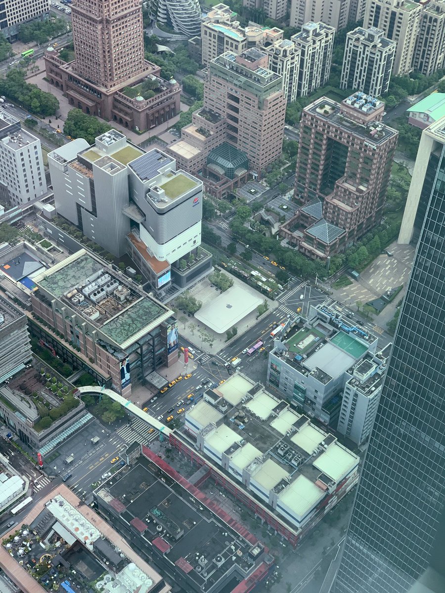 アップルストア、上から見るとMacBookになってるの知らなかった