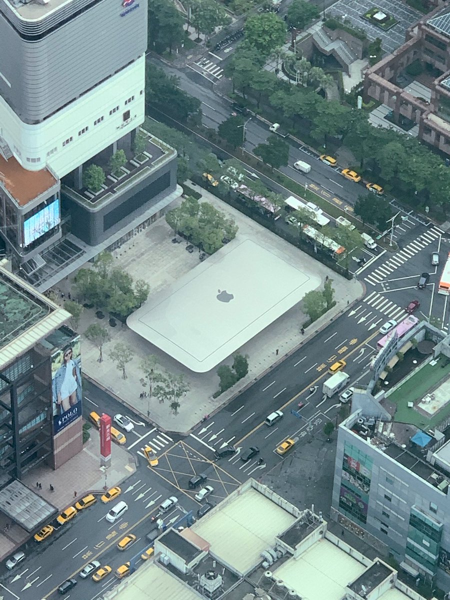 アップルストア、上から見るとMacBookになってるの知らなかった