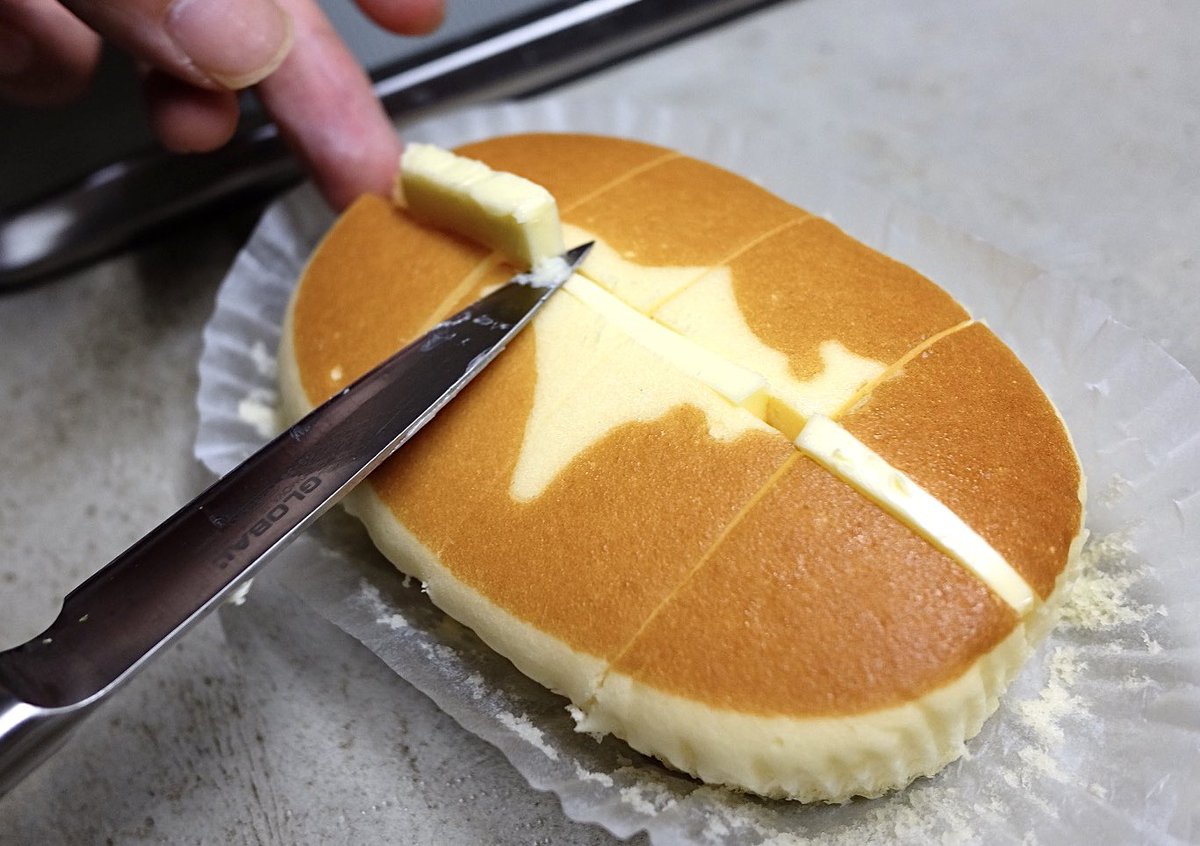北海道チーズ蒸しケーキはオーブンで焼くのが有名だけどホットサンドメーカーではどうなのかと思ってやってみました スリット入れた面全てにバターを挟みます.ホワッホワでとんでもなくうまいです 試しにハニーメープルかけてみましたが要らないな