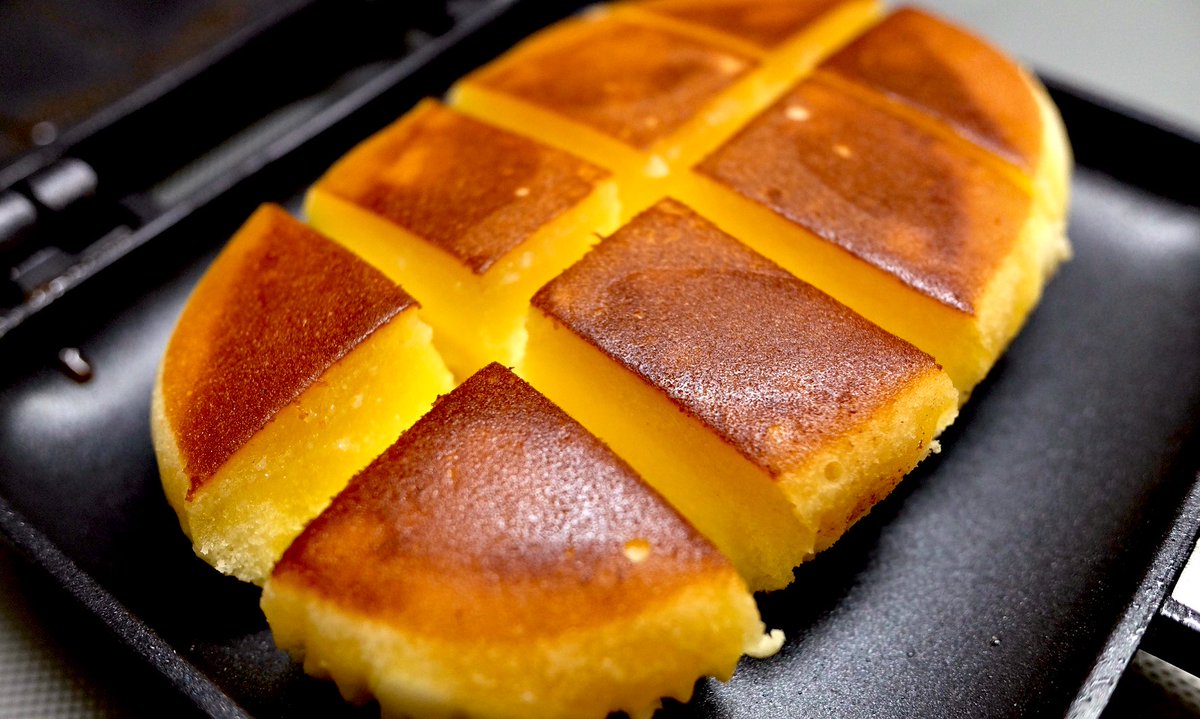 北海道チーズ蒸しケーキはオーブンで焼くのが有名だけどホットサンドメーカーではどうなのかと思ってやってみました スリット入れた面全てにバターを挟みます.ホワッホワでとんでもなくうまいです 試しにハニーメープルかけてみましたが要らないな