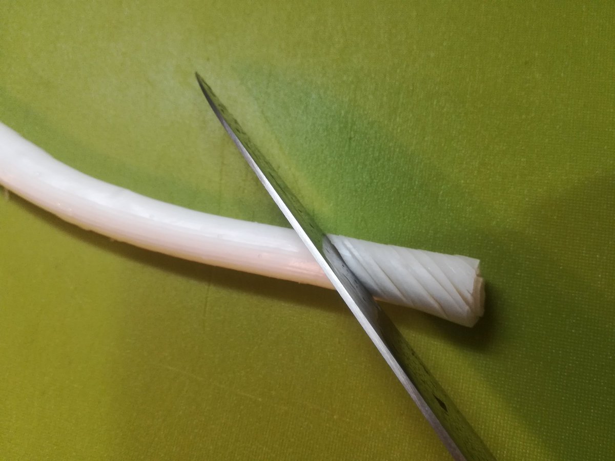 これもっと広がってほしいライフハックなんですけど  白ネギのみじん切りは 斜めに切れ込みを入れて 裏返して更に切れ込みを入れてジャバラっぽくなったのを端から切っていくと 全然飛び散らないしめっちゃ楽