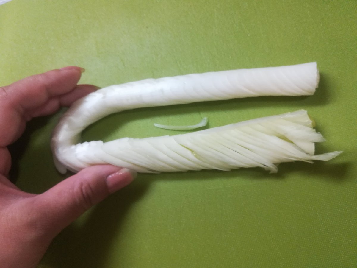 これもっと広がってほしいライフハックなんですけど  白ネギのみじん切りは 斜めに切れ込みを入れて 裏返して更に切れ込みを入れてジャバラっぽくなったのを端から切っていくと 全然飛び散らないしめっちゃ楽