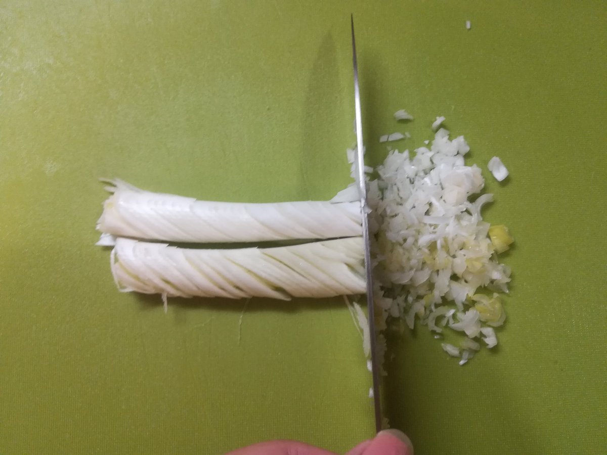 これもっと広がってほしいライフハックなんですけど 白ネギのみじん切りは 斜めに切れ込みを入れて 裏返して更に切れ込みを入れてジャバラっぽくなったのを端から切っていくと 全然飛び散らないしめっちゃ楽