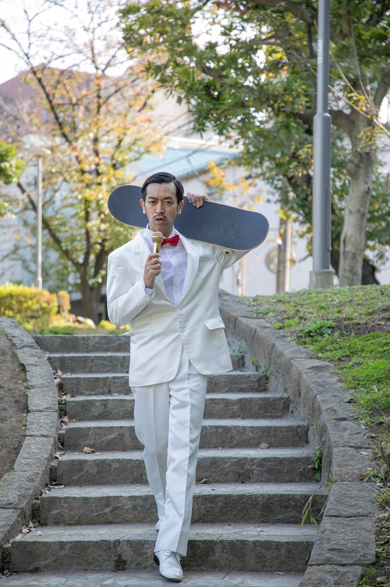 影響されてすぐスケートボードを始めるムーディ。   … 