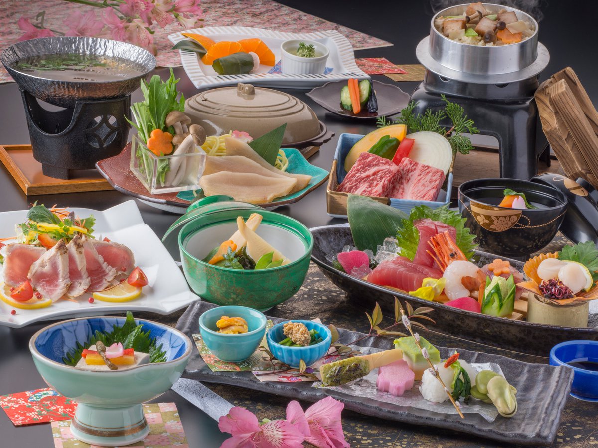 なにやら #旅館のご飯 がトレンドに 上がっていますが、 当館ではお客様にお腹いっぱい 美味しいものを食べていただきたいと思い このような会席をお出ししております🐟✨ 価値観は人それぞれなので むずかしいですね😱