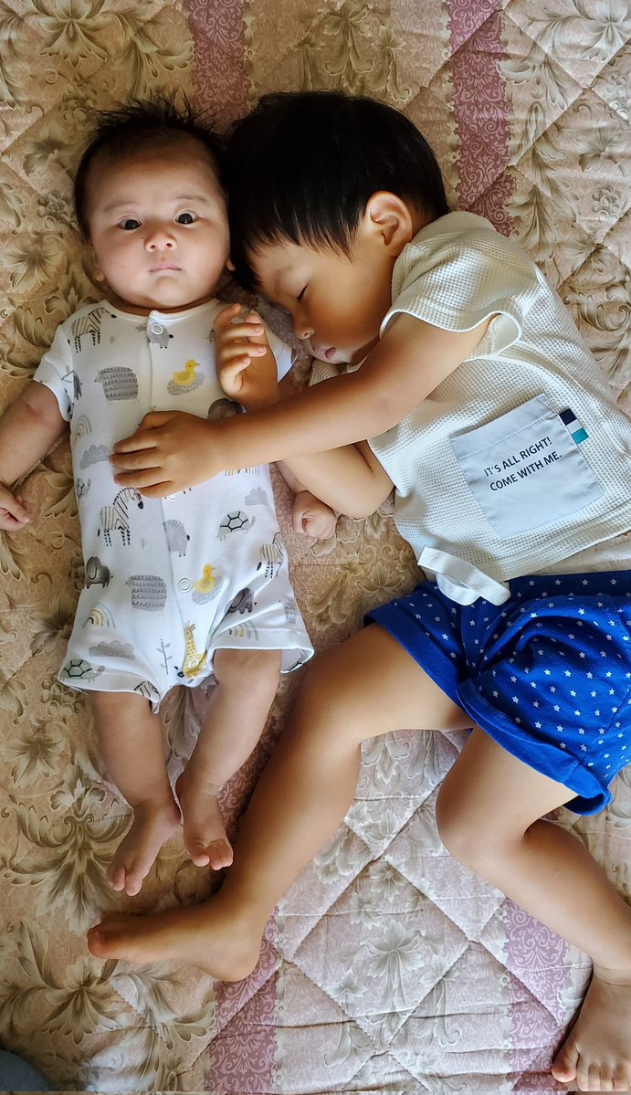 なかなか寝ない次男を寝かしつけようとして先に寝落ちてしまった長男 