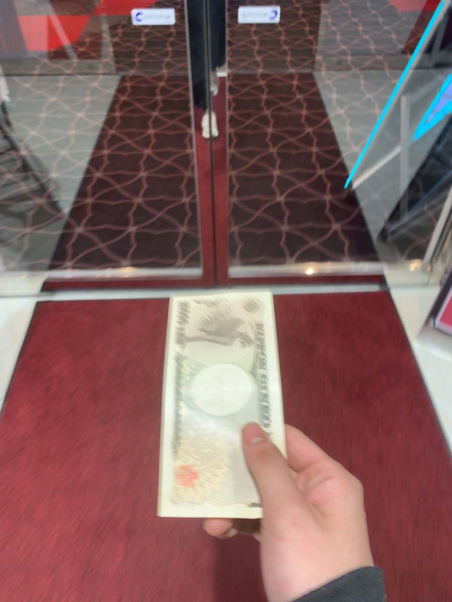 諭吉散歩してたら、パチ屋歩いてった。だるすぎ 