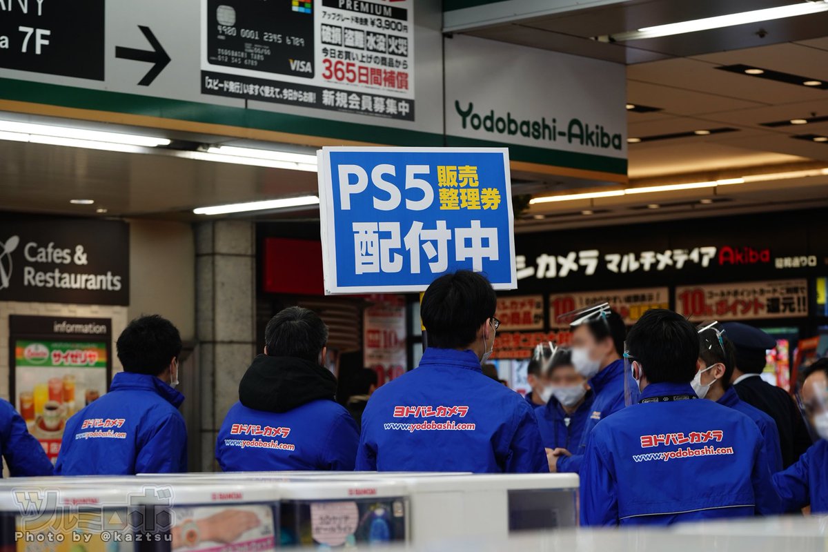 ヨドバシAkiba PS5販売整理券配布 スタッフさん「整理券まだ＂一枚も＂もらってないかたー」 （スッ）手をあげる外国人男性 全員「「「いやいや、ぜったいウソだよー」」」 正月早々ひどいコントを見たような気がする 