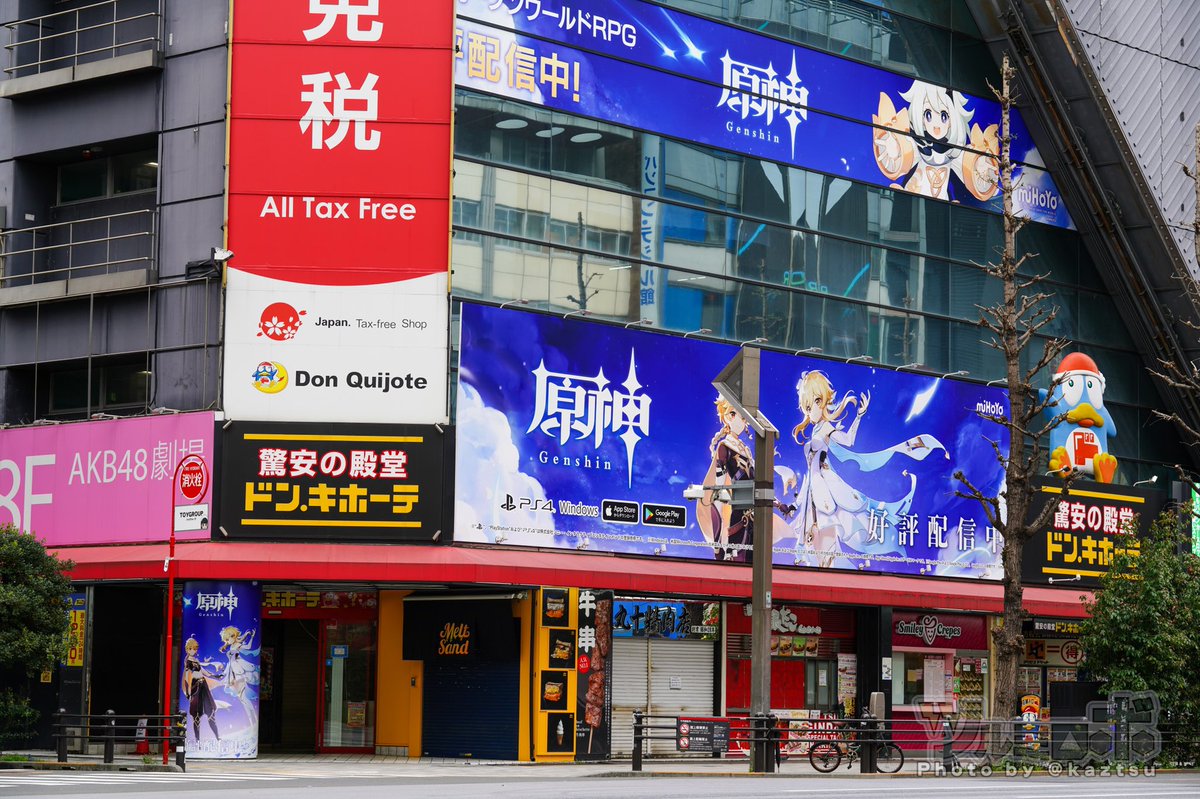 長年AKB48だった気がするけど円柱だけでなく上の看板も原神に変わる 