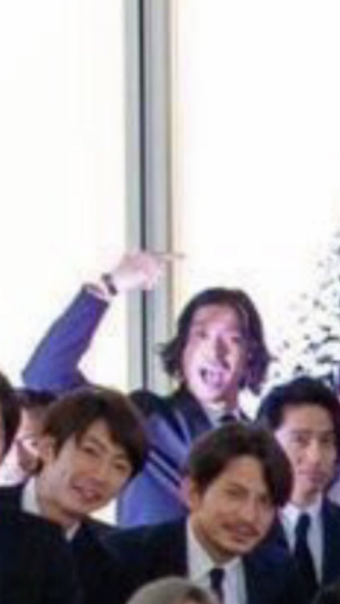 と発言したTOKIOの長瀬智也さんが、葬式の集合写真でもガッツポーズをとったの、なかなかできることではない