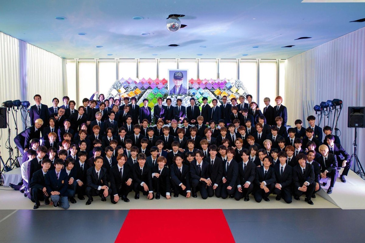 と発言したTOKIOの長瀬智也さんが、葬式の集合写真でもガッツポーズをとったの、なかなかできることではない