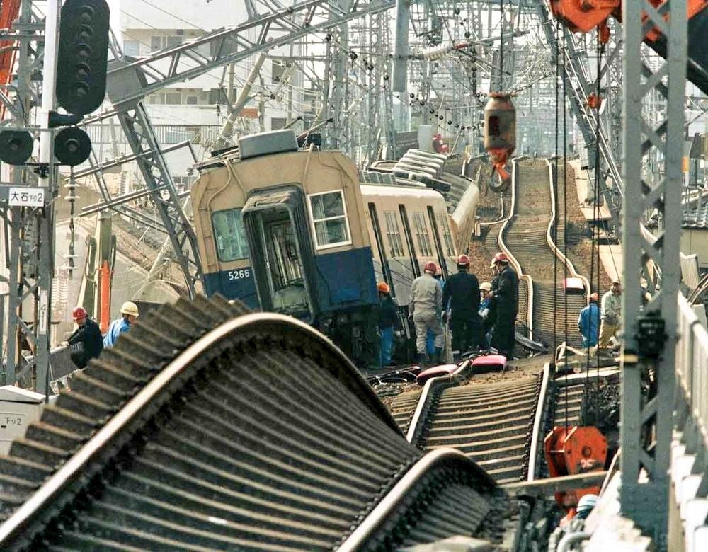 阪神大震災と関西の鉄道 複々線を有し、車両の損害も比較的少なかったJRの復旧が早く、古くから私鉄王国だった土壌が変化した出来事でもあります