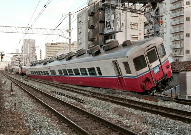 阪神大震災と関西の鉄道 複々線を有し、車両の損害も比較的少なかったJRの復旧が早く、古くから私鉄王国だった土壌が変化した出来事でもあります