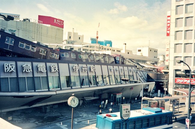 阪神大震災と関西の鉄道 複々線を有し、車両の損害も比較的少なかったJRの復旧が早く、古くから私鉄王国だった土壌が変化した出来事でもあります
