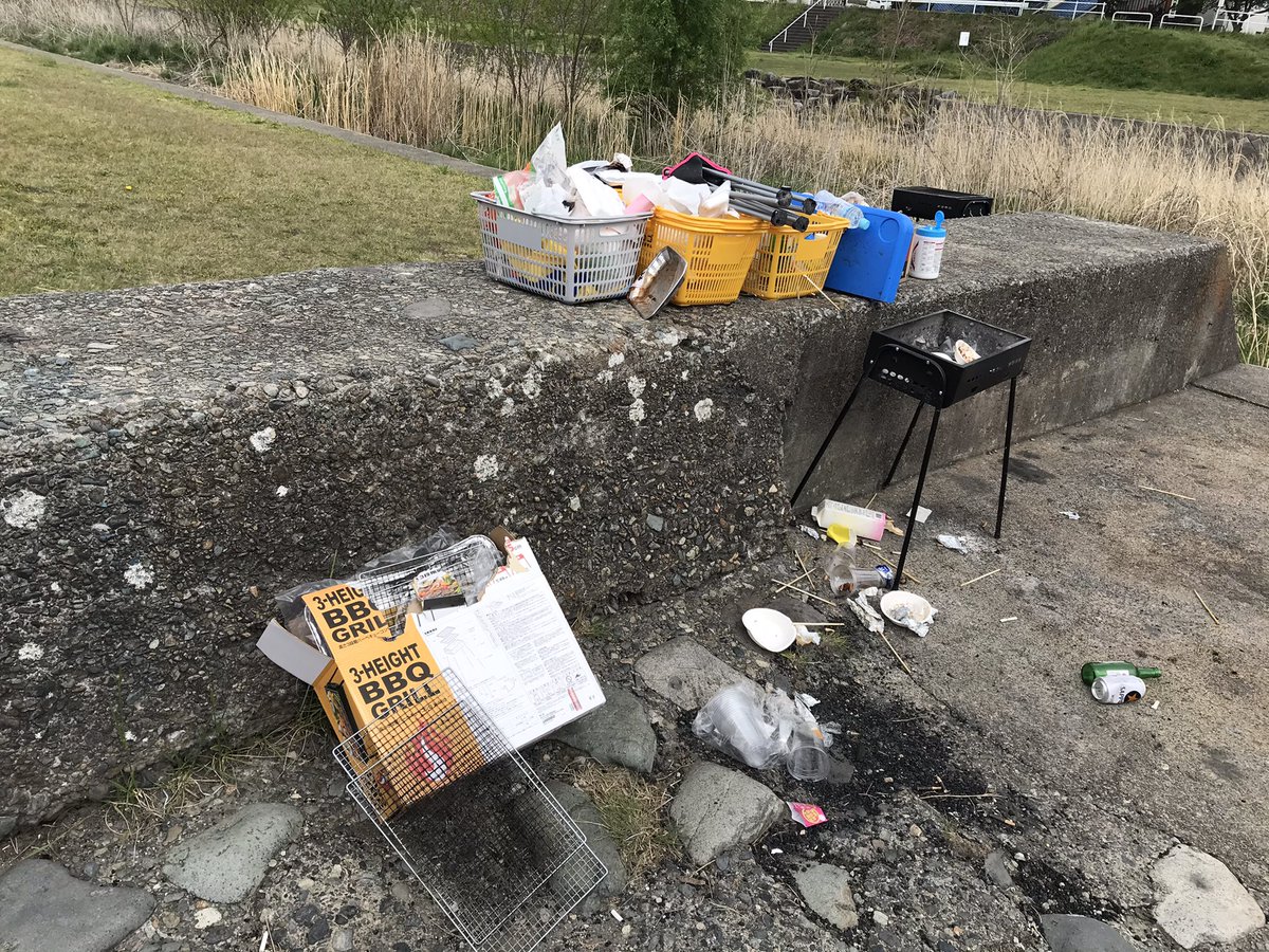 昨日、薄川の河川敷でBBQしてた人達、まさかそのまま全部置いて帰るとは😫