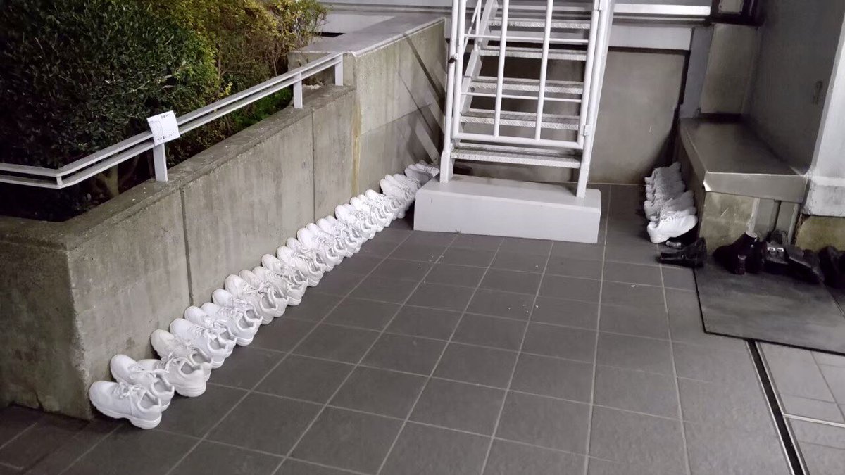 【#未満警察 日誌】 とある場所の一角に並ぶ大量の運動靴を発見👀じつはコレ、ドラマの中でカイくん(#中島健人)ジロちゃん(#平野紫耀) たち警察学校の学生が履いている靴なんです