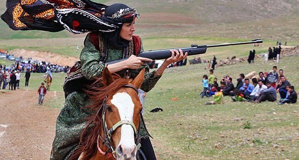 数年前イランで行われた遊牧民のスポーツ競技会の模様だそうですが、乗馬射撃競技参加者の方々がめちゃくちゃ趣深くて...素晴らしく脳に良いですわ 