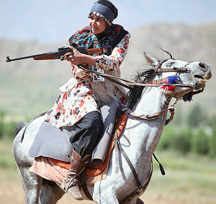 数年前イランで行われた遊牧民のスポーツ競技会の模様だそうですが、乗馬射撃競技参加者の方々がめちゃくちゃ趣深くて...素晴らしく脳に良いですわ 