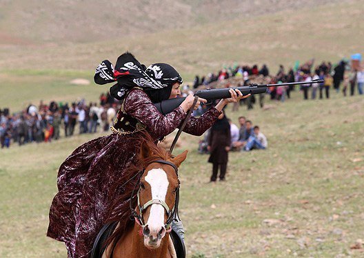 数年前イランで行われた遊牧民のスポーツ競技会の模様だそうですが、乗馬射撃競技参加者の方々がめちゃくちゃ趣深くて...素晴らしく脳に良いですわ 