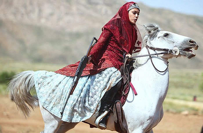 数年前イランで行われた遊牧民のスポーツ競技会の模様だそうですが、乗馬射撃競技参加者の方々がめちゃくちゃ趣深くて...素晴らしく脳に良いですわ