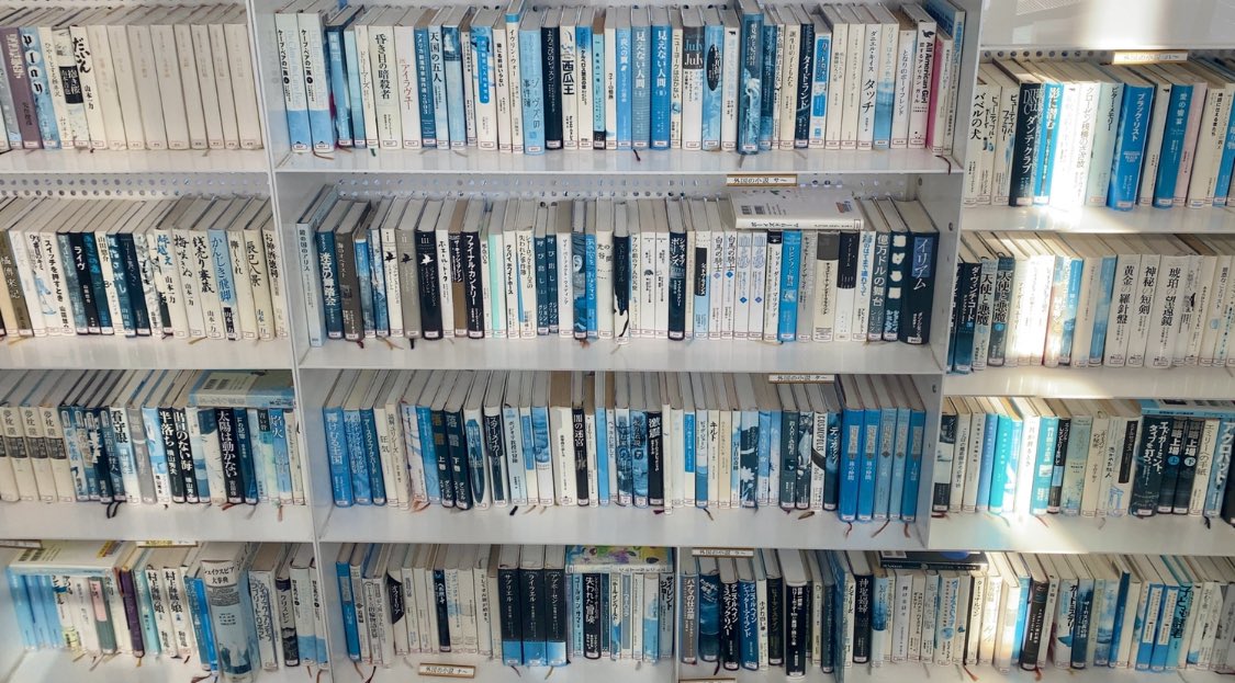 数々の建築賞を受賞した複合文化施設内に作られたガラス張りの図書室