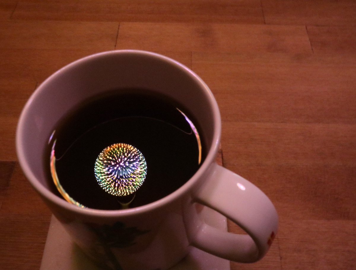 キッチンカウンターでハイスツールに腰掛け花火電球だけつけ眺めつつマグカップでほうじ茶を飲んでいた