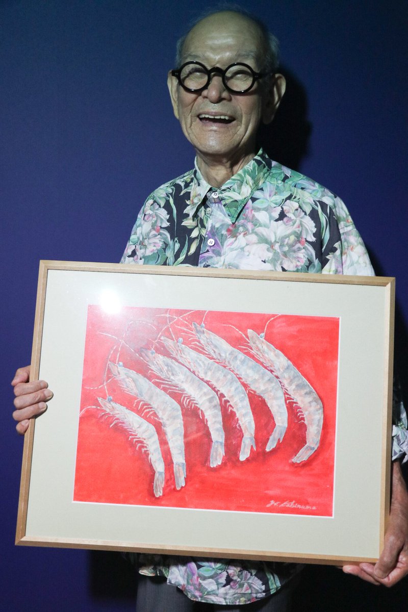 おじいちゃん、仕事一筋の蕎麦屋のオヤジだったんだけど、私の柄シャツなどを見て「いいねぇ...じいちゃんも若い時にちょっとはお洒落しとけばよかったよ」なんて言うから私の服を着させたんだけど...なんかもう、めちゃくちゃに似合っていたな...