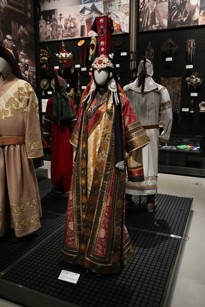 オリンピック開会式で各国の衣装が注目されてますけど、なぜか知名度だけが低いんですが、大阪の万博公園の中にある国立民族学博物館おすすめですよ