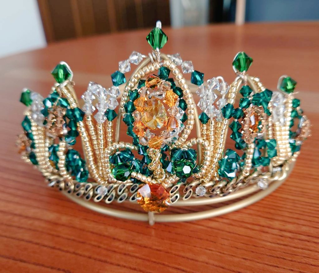 ｢おかあさん…わたし、アナ雪2のアナのティアラが欲しいな…｣って幼女のようなお願いをしたら(※昭和生まれ)、｢材料費すごいかかったんだからね!?｣ってキレ散らかしながらすごいの作ってくれたからちょっと見てあげて欲しい 