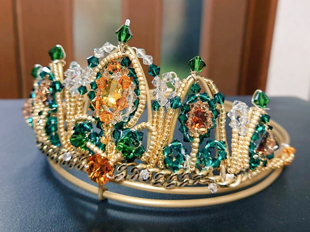 ｢おかあさん…わたし、アナ雪2のアナのティアラが欲しいな…｣って幼女のようなお願いをしたら(※昭和生まれ)、｢材料費すごいかかったんだからね!?｣ってキレ散らかしながらすごいの作ってくれたからちょっと見てあげて欲しい 