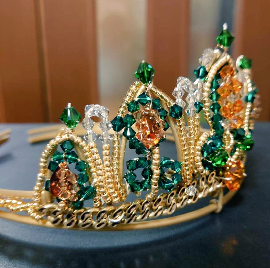 ｢おかあさん…わたし、アナ雪2のアナのティアラが欲しいな…｣って幼女のようなお願いをしたら(※昭和生まれ)、｢材料費すごいかかったんだからね!?｣ってキレ散らかしながらすごいの作ってくれたからちょっと見てあげて欲しい 