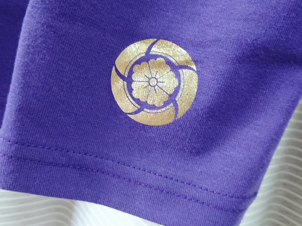 しまむら長谷部のワッペン付き上下セット部屋着1900円 ・びっくりするほどダサイ ・夏に最適の生地ペラペラ感 ・20回洗濯後並みの色褪せ感 ・とにかくダサい ・サイズはけっこう大きめ (迷ったらワンサイズ下推奨) ・裾の箔押し紋が素敵すぎて倒れる ・ダサさとペラペラ素材で気兼ねなく日常使いできる
