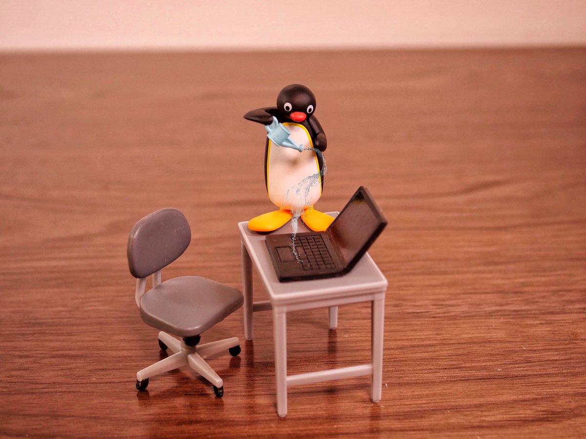 嫌いな上司のパソコンに水をかけるピングー 