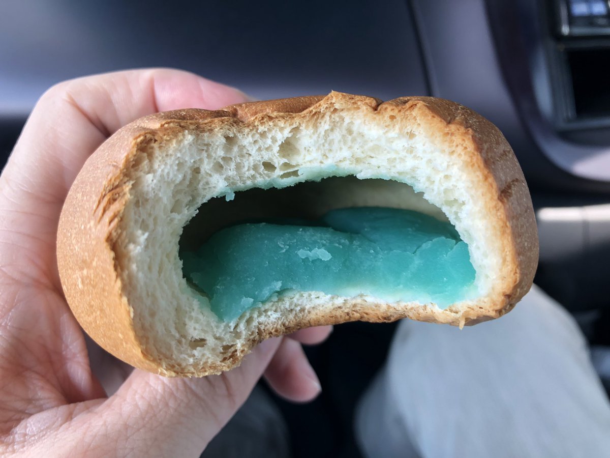 怪しいパンが売ってたので買った  うわぁ…… 